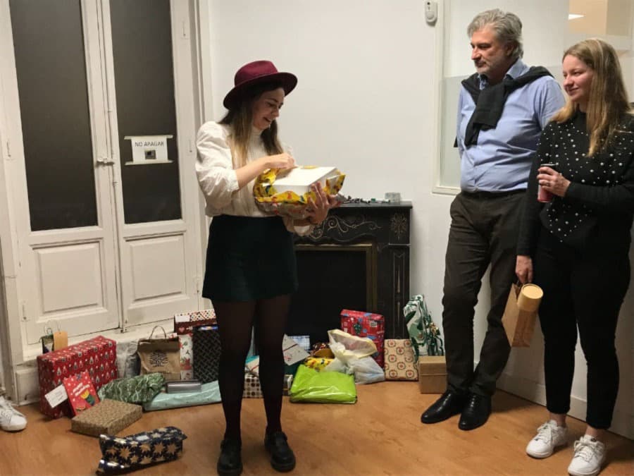 Pilar beim Auspacken Ihres Geschenks