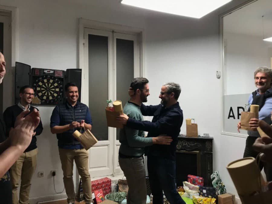 Davide übergibt Till's Geschenk mit einem Schmunzeln