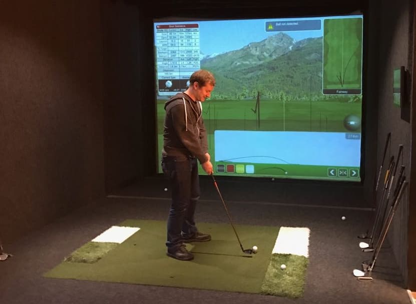 Mattias versucht sich beim Indoor Golf