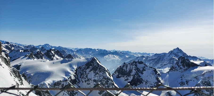 Auf dem Gipfel sieht man ein atemberaubendes Bergpanorama.