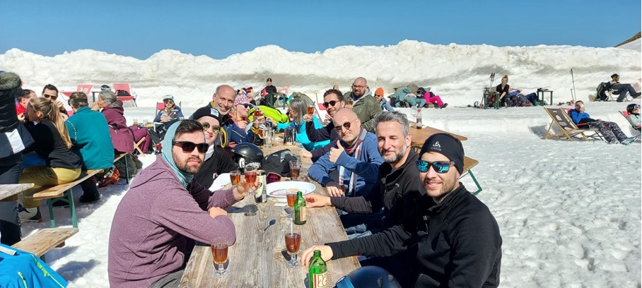 Das Arcmedia-Team bei einer gemütlichen Kaffeerunde im Bärghuis Jochpass