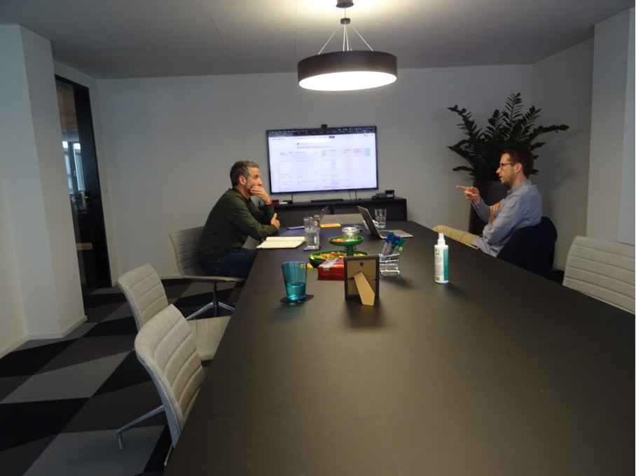 Davide und Martin an einer Sitzung im Sitzungszimmer in Luzern.