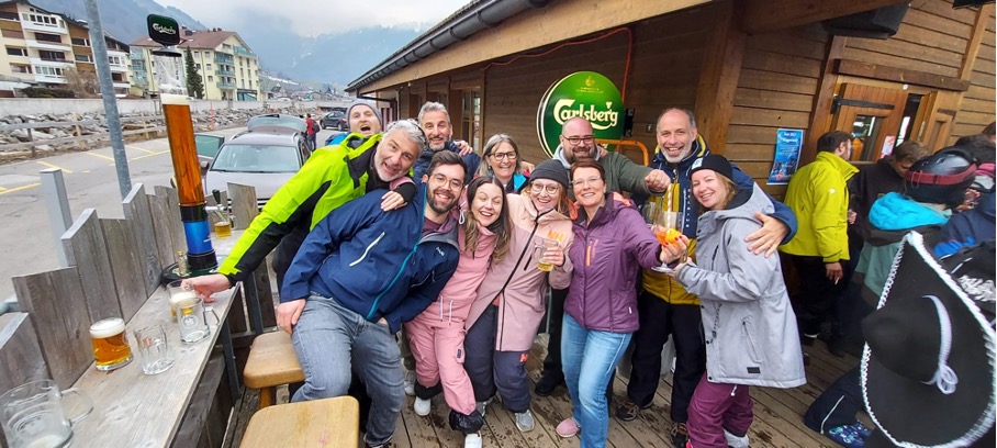 Das Team von Arcmedia beim Ausklingen des Skitags im Chalet in Engelberg