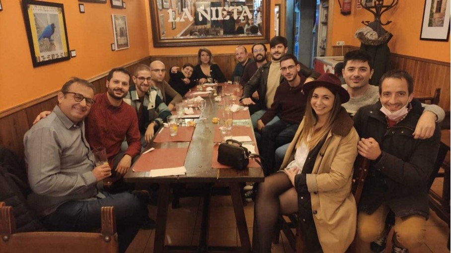Das spanische Team geniesst das gemütliche Beisammensein in einem traditiDas spanische Team geniesst das gemütliche Beisammensein in einem traditionellen Restaurant.onellen Restaurant.