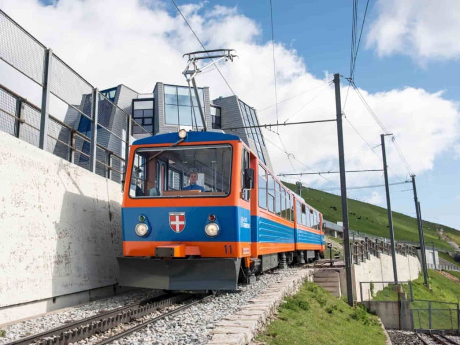 Der Zug bringt Sie gemütlich auf den Gipfel des Monte Generoso