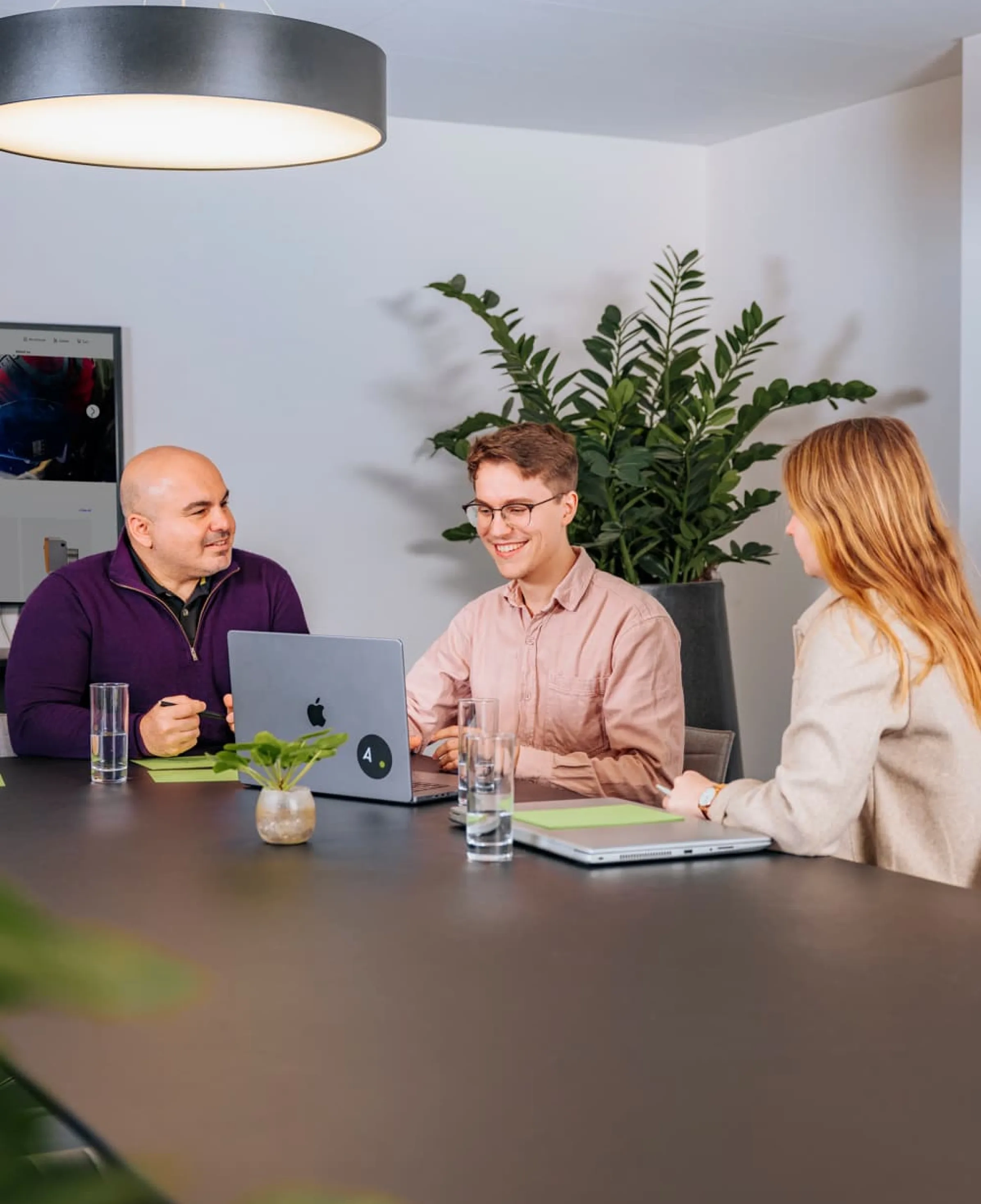 Das Projektteam trifft sich im Sitzungszimmer.