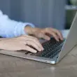 Frau sitzt an einem Laptop